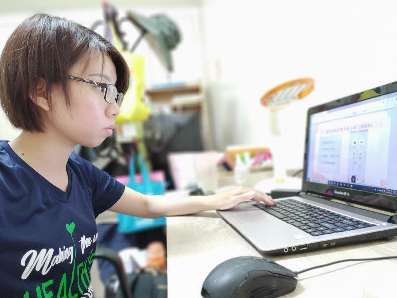 老師操作設備授課情形