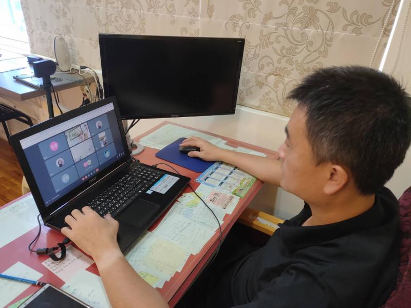 老師認真上課的樣子