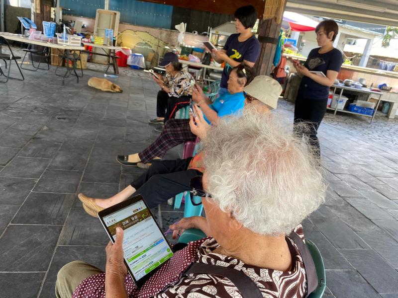 透過平板、3C產品讓長者能夠學習到不一樣的東西  看見不一樣的東西長者們都很願意接受  但就是要有耐心的指導