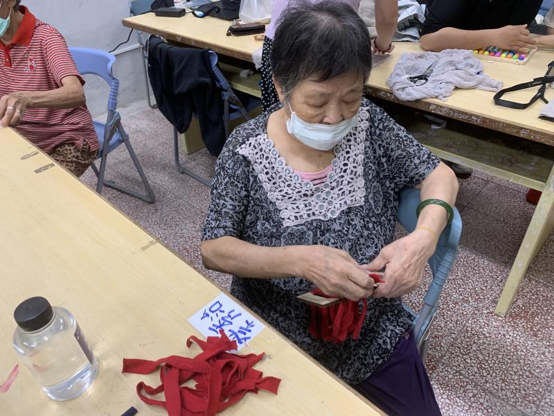 講師教導長輩使用雷雕編織版