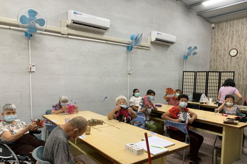 長輩運用雷雕編織板完成作品。長輩皆很喜歡編織版。