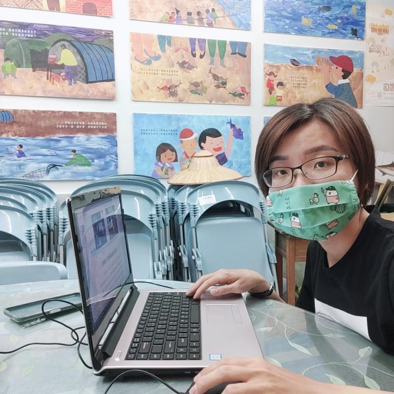 老師操作設備授課情形