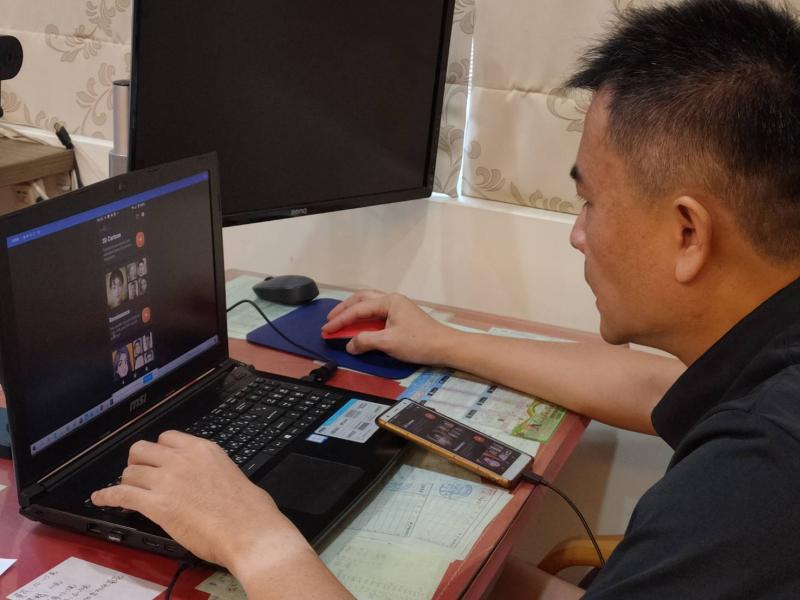 老師認真上課的樣子