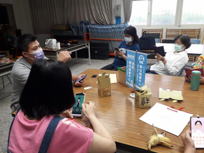 學員與教學作品的合照