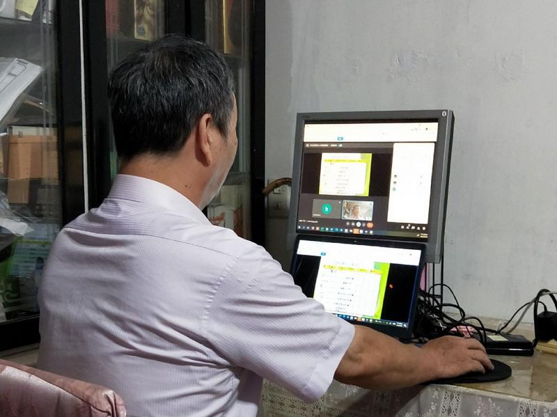 老師操作設備授課情形