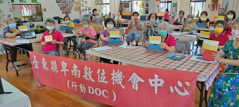 每位長輩都打完疫苗囉~做到學習也不忘落實防疫，非常棒喔！