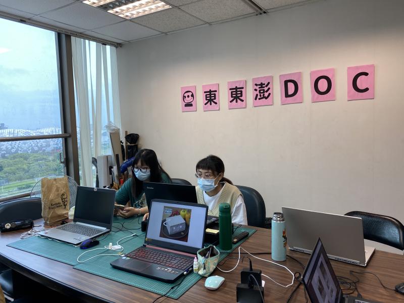 兩位講師認真講課中。