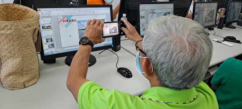 學員練習手機調光、抓角度