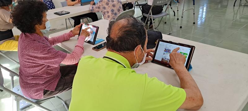 阿公滑著平板笑著這款免費APP太搞笑了