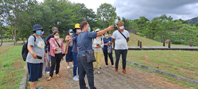 老師讓學員了解概念後，我們就到卑南大圳親水公園實地拍照囉