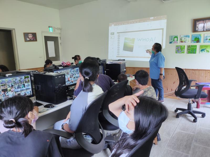 青年隊長教導孩子製作影片