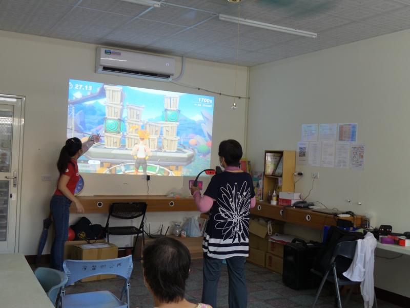 學員實際操作3c產品N-Switch體感遊戲體驗，學員都玩得很開心