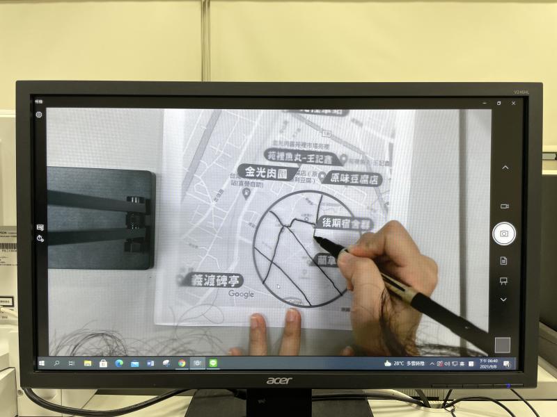 講師透過實物攝影機為學員示範地圖描繪。