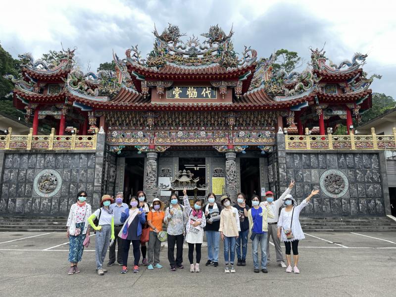 講師指導學員手繪下山圳走讀路徑。