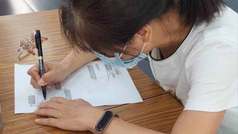 學員仔細描繪地圖。