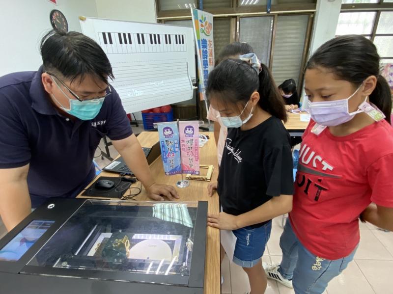 講師教導學員使用雷雕機