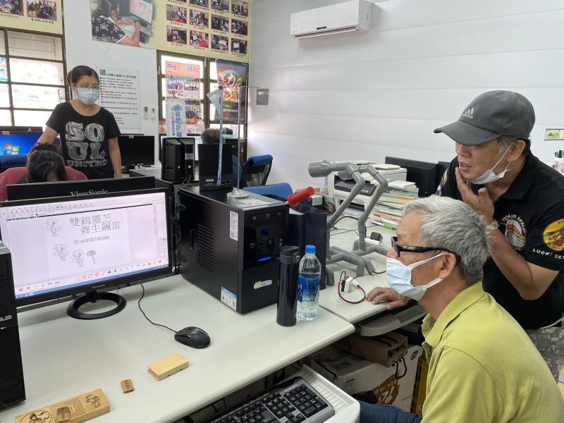 雙鶴飆靈芝大哥的作品 雷射雕刻機加入文字軟體   產出自己的商品牌 ，體驗本次課程後靈芝大哥說很有興趣 買一台，搭配銷售上 跟客戶分享。祝福他生意興隆。。