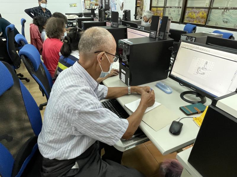 數位學習豐富了阿伯的人生，值得後輩學習