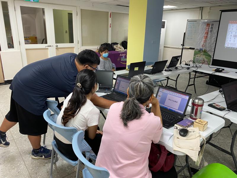 老師教導學員操作