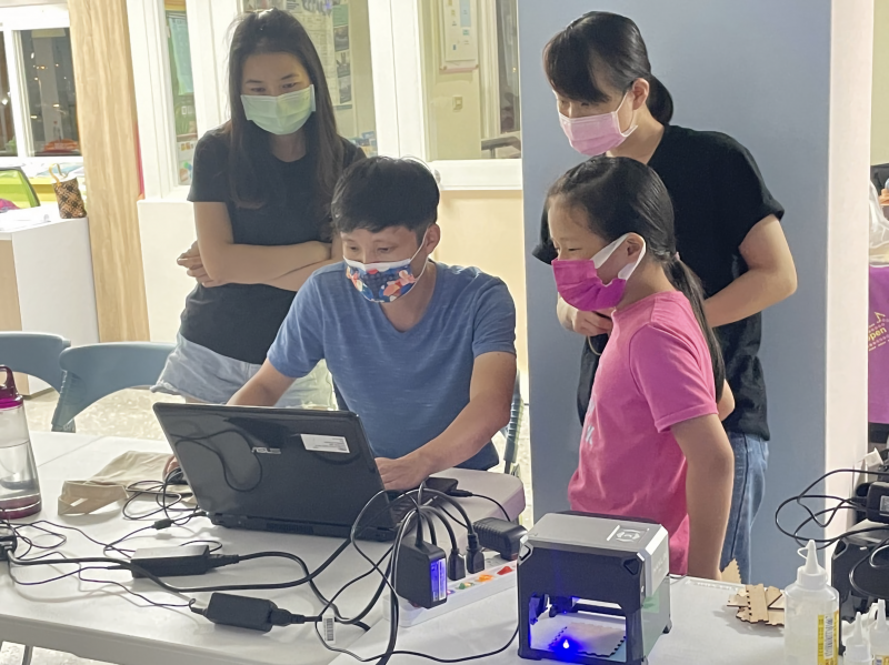 老師教導學員操作雷射雕刻機