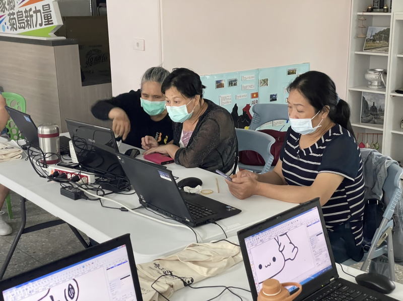 學員們互相討論研究如何做出美麗的成品