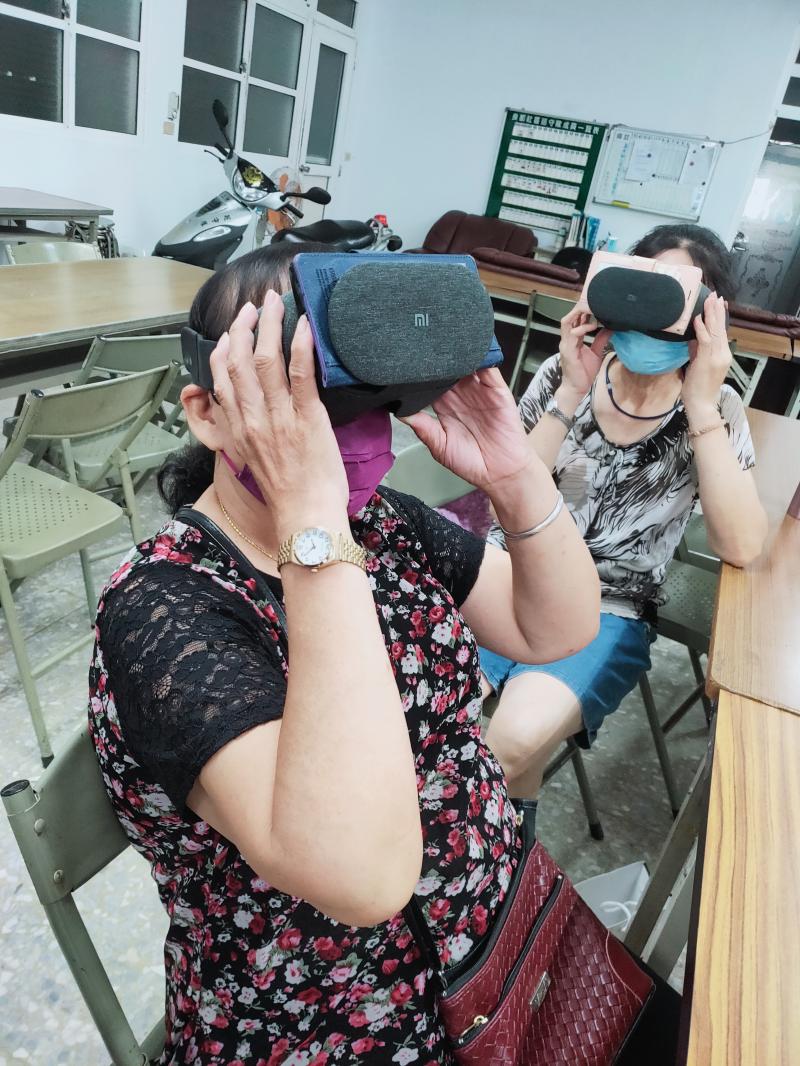 學員們第一次體驗VR眼鏡