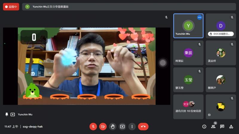 講師示範居家運動 APP 操作