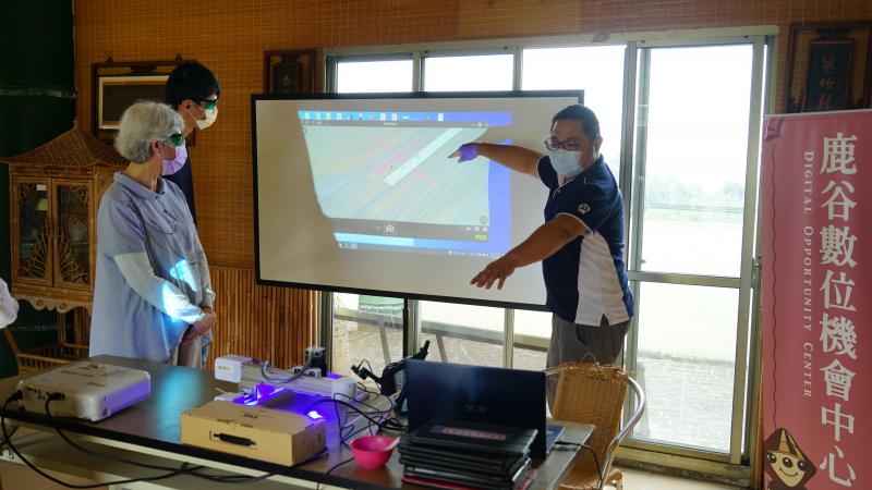 講師利用實物投影機，投射竹編過程手法，保持防疫安全距離。