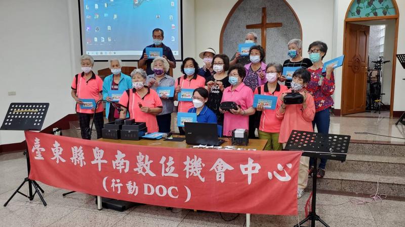 長輩們分享今天體驗的VR及雷雕機~開心的拿著屬於自己的作品大合照