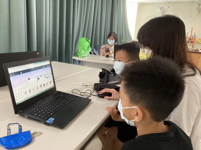媽媽帶著小朋友一起到DOC學習VR設計用應用