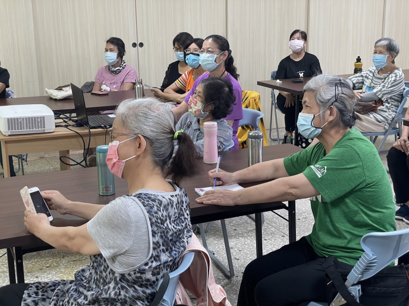 學員認真聽課做筆記紀錄重點