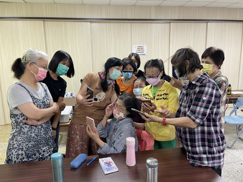 講師與學員們互相討論研究如何做出美麗的成品