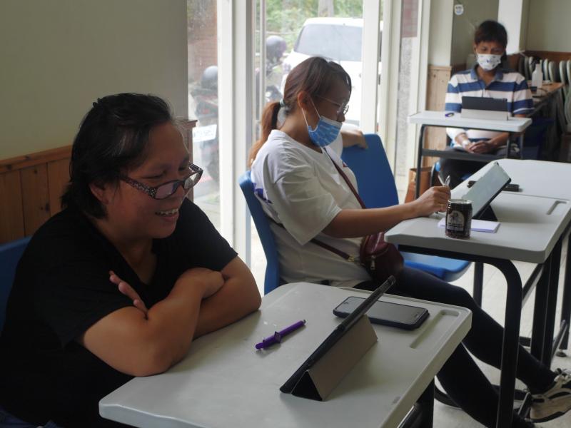 眾人一起平板同樂