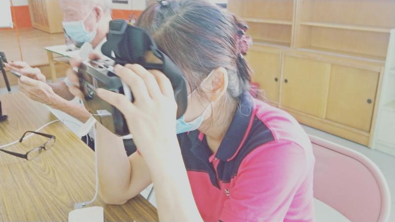 學員戴上感受VR眼鏡，感受VR帶來不一樣的視覺