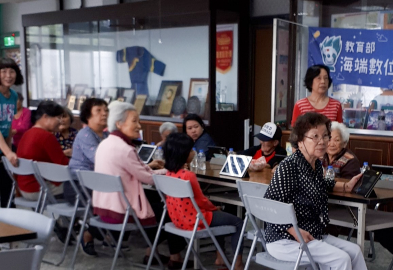 是不是在滑平板、手機的當中有些話想對某個人說呢？資訊可以擴展視野，和社會的連結密切，跟得上話題是一件多麼美好的事。