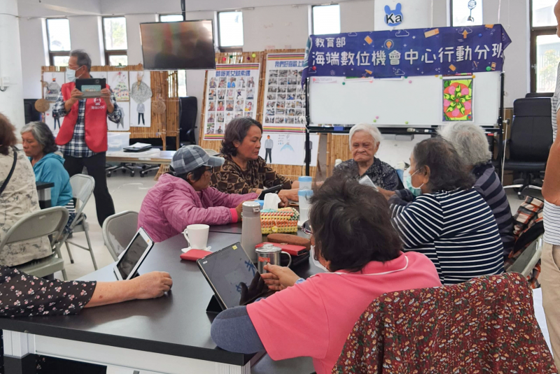 電腦基本設定與維護及網際網路應用..1.電腦基本設定與維護 2.網際網路應用 3.電腦附屬應用軟體工具操作與應用 4.電腦與周邊軟硬體操作與應用