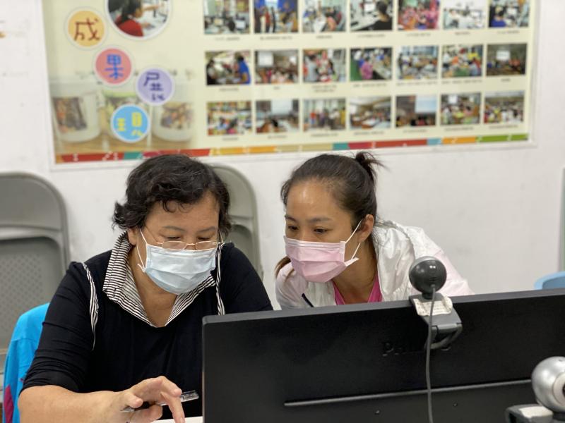 最友善的畫面，學員間彼此相互指導和交流。