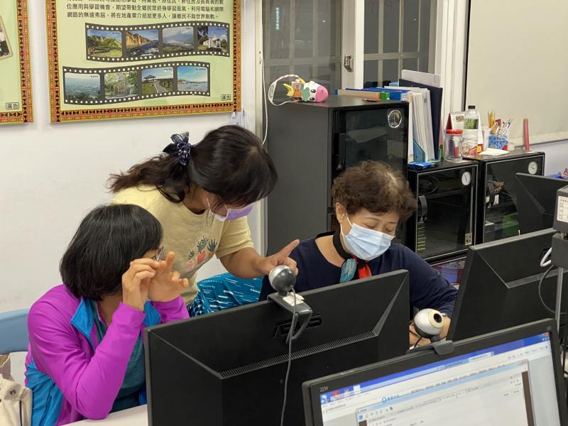 課堂中講師最大的助手，也是學員最即時的詢問對象。