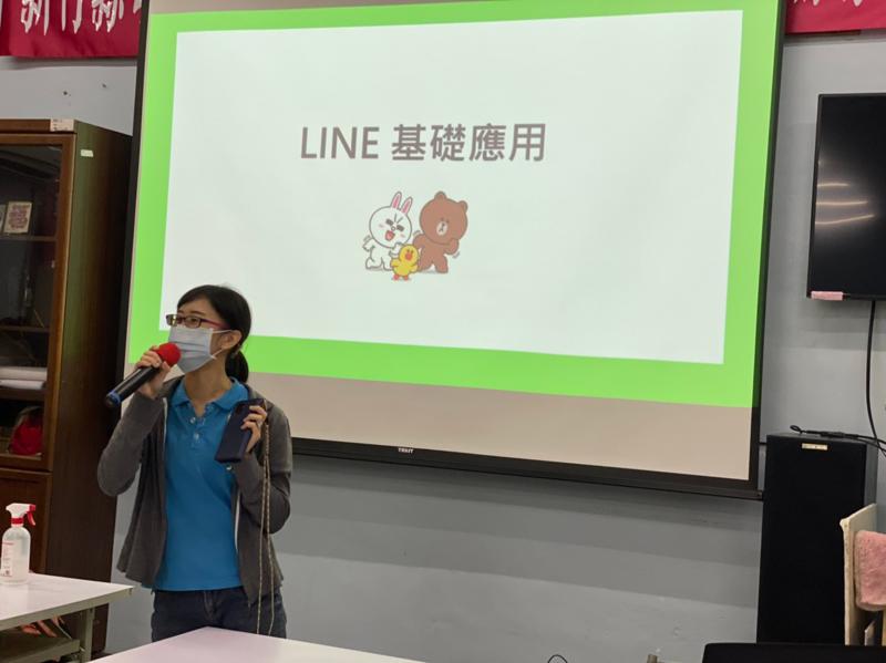 徐芷齊老師正在講line基礎應用