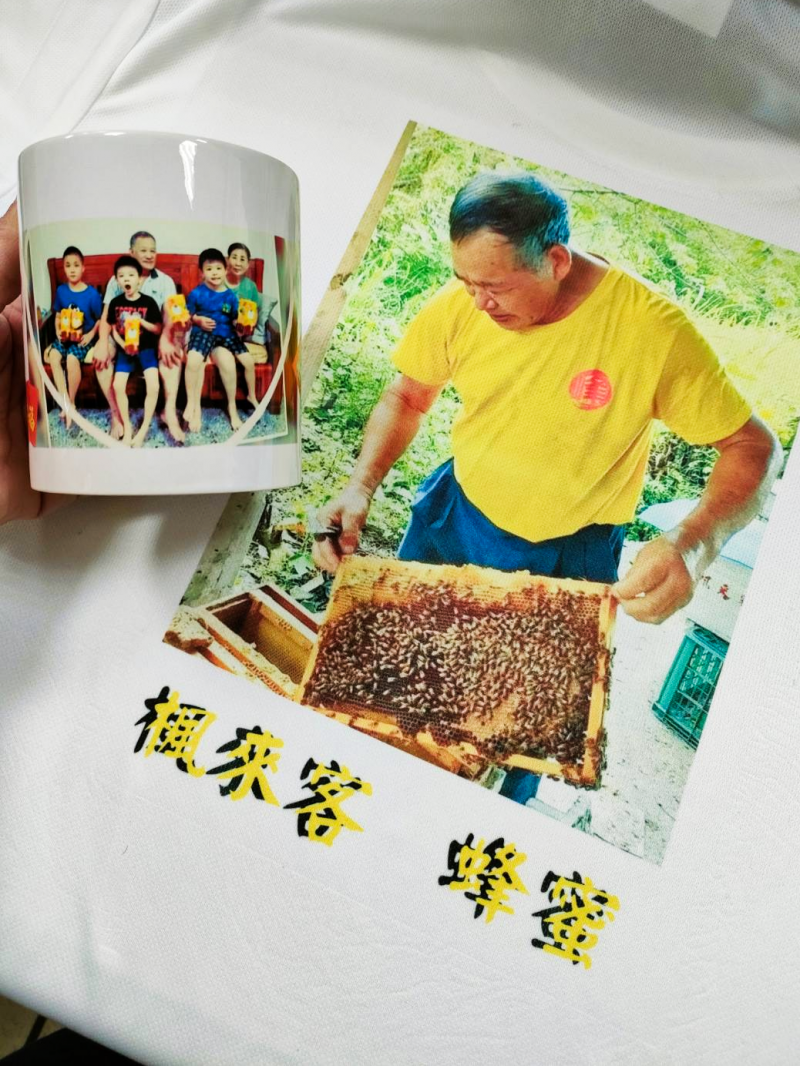 學員幫養蜂的爸爸做一件Tshirt，希望爸爸健健康康
