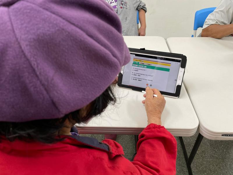 學員從族語E樂園學習看羅馬拼音