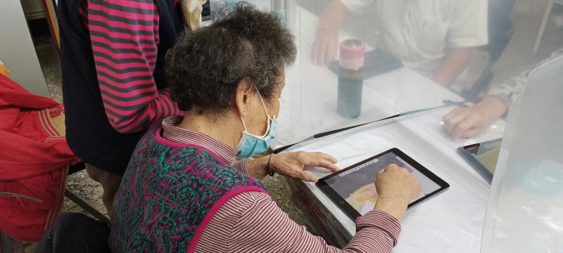 93歲的張阿嬤經講師指導後，使用平板有模有樣。