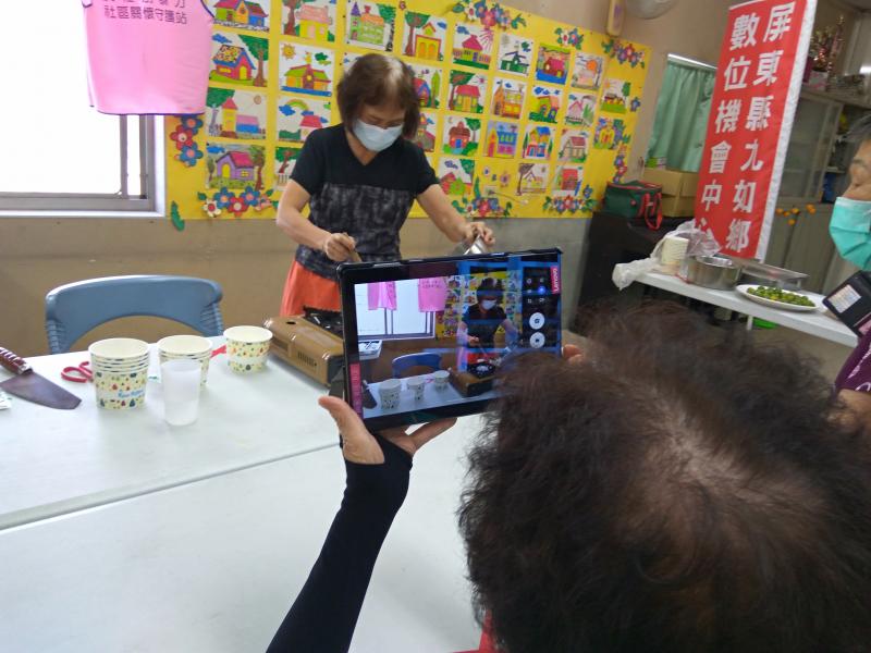 上課時，學員將老師示範金桔醬製作方法錄影起來