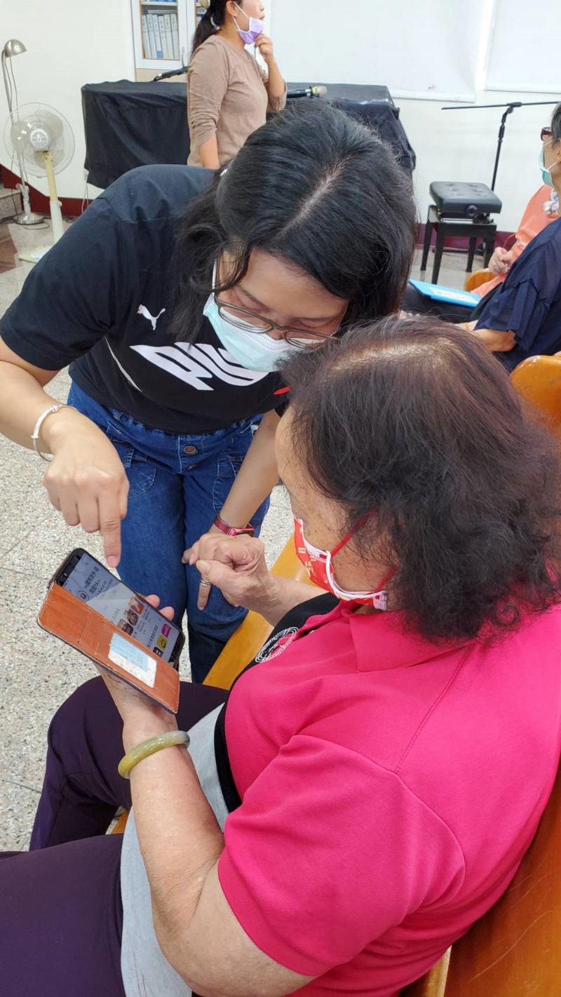 長輩練習著下單購買外送流程