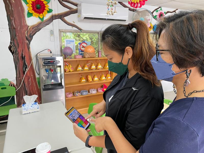 教導學員怎麼使用台灣 pay