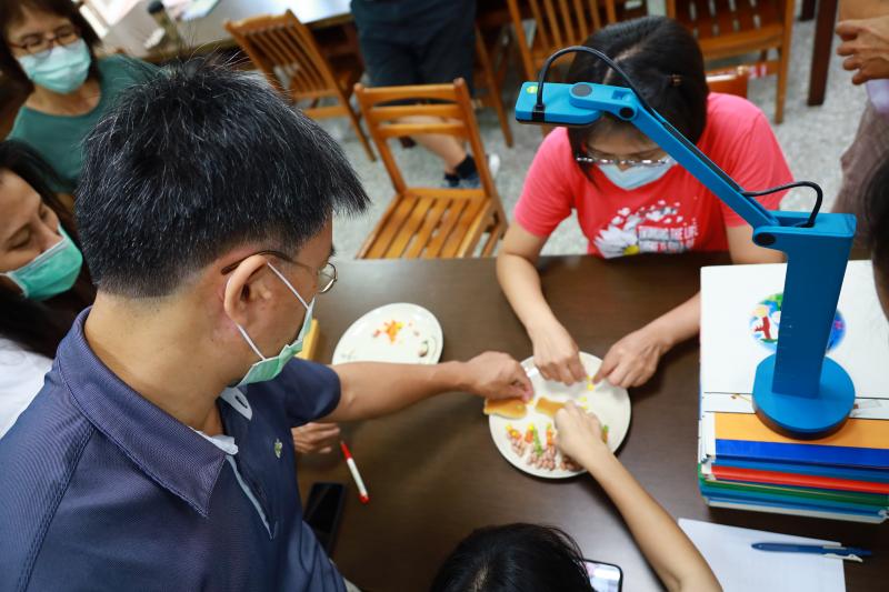 學員們利用實物投影機及隨手可得的零食作為創作的素材。