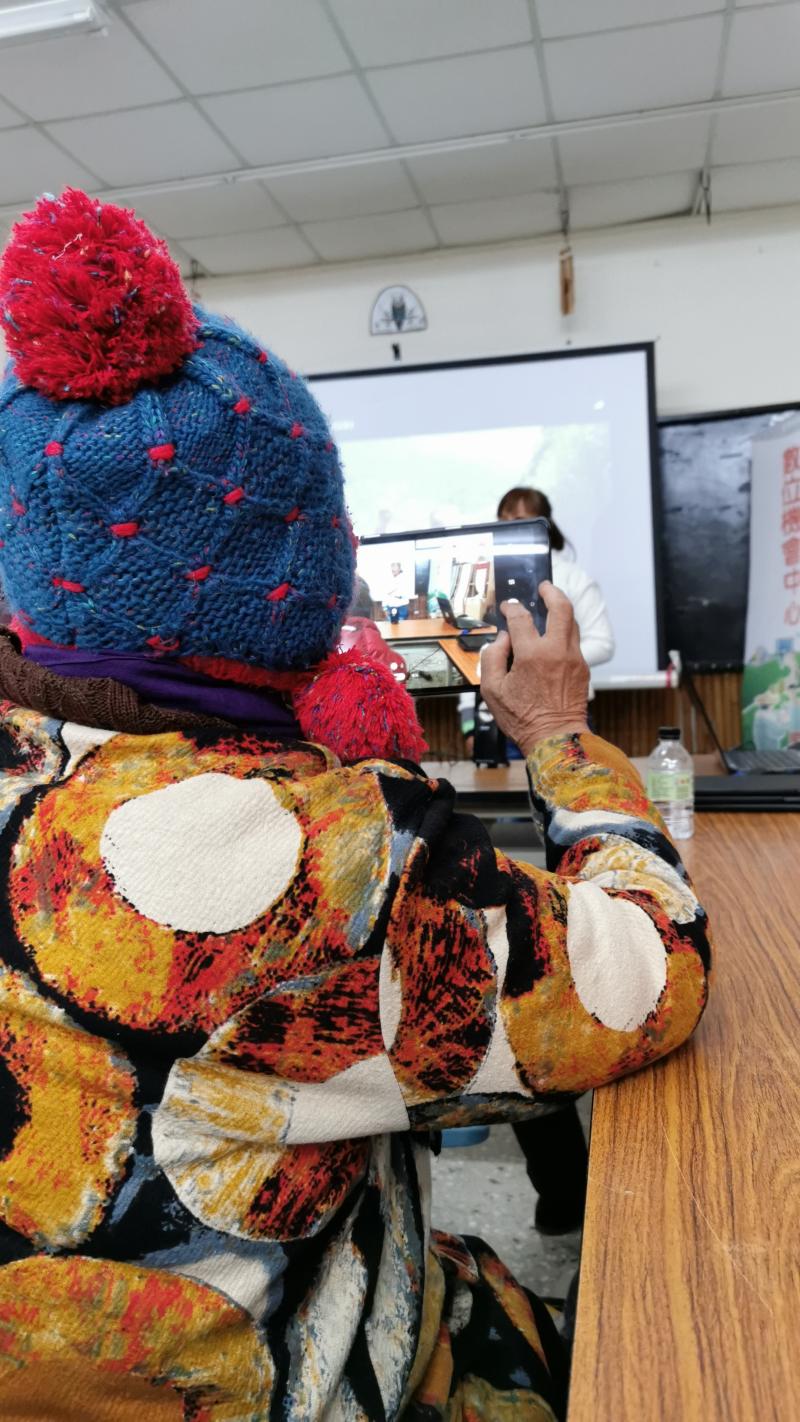 與文健站老人合作，學員練習使用平板電腦拍攝，