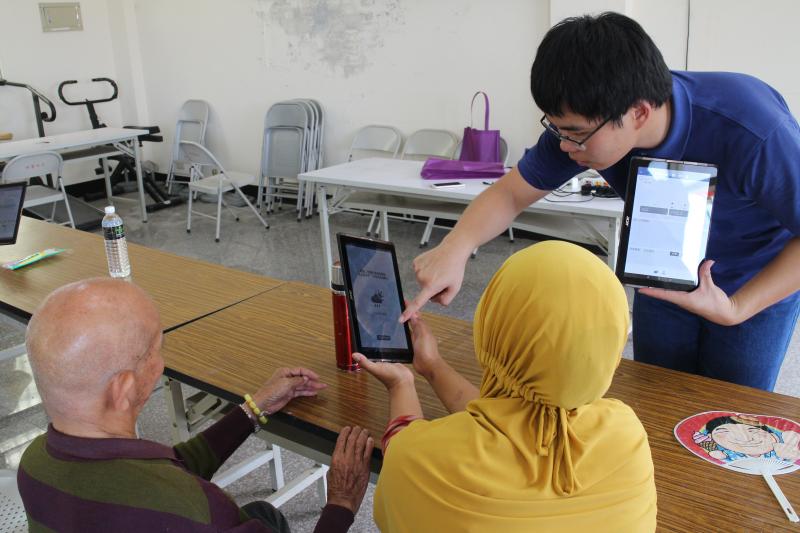 教導社區阿公使用平板電腦