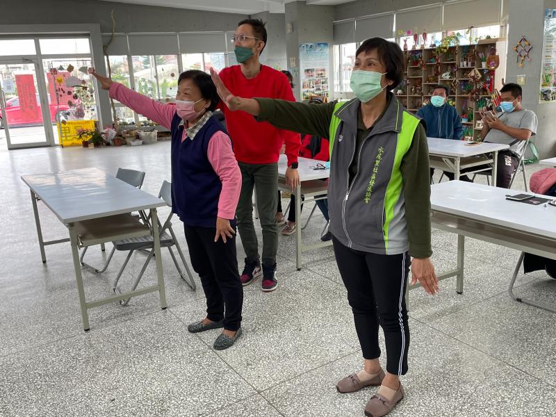 在體驗操作虛擬擴增遊戲