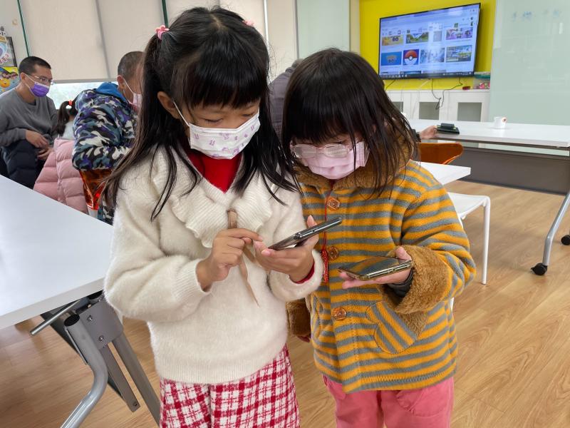 學員們在下載APP，使用並體驗AR VR新興科技的應用。